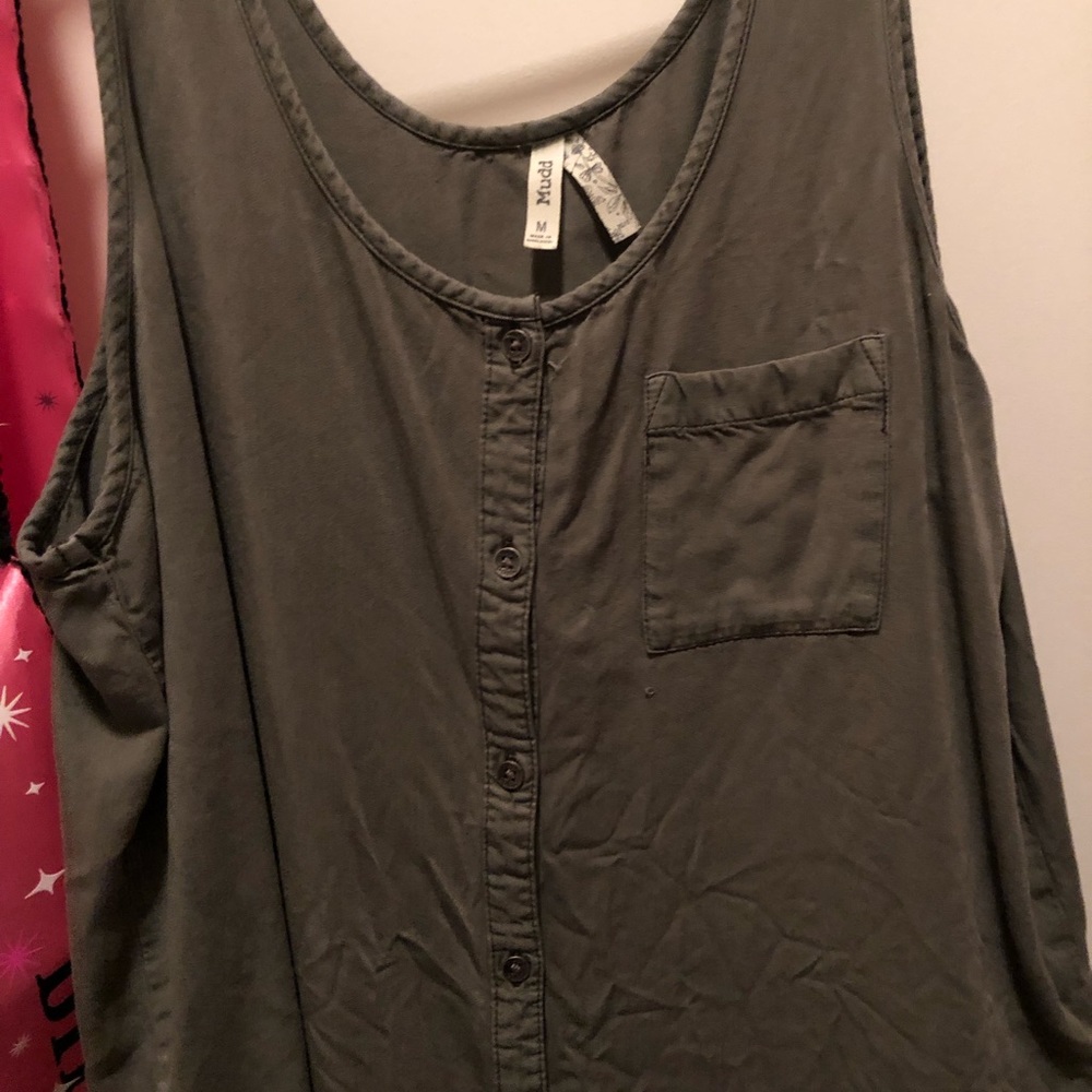 Army green tank top! 💚